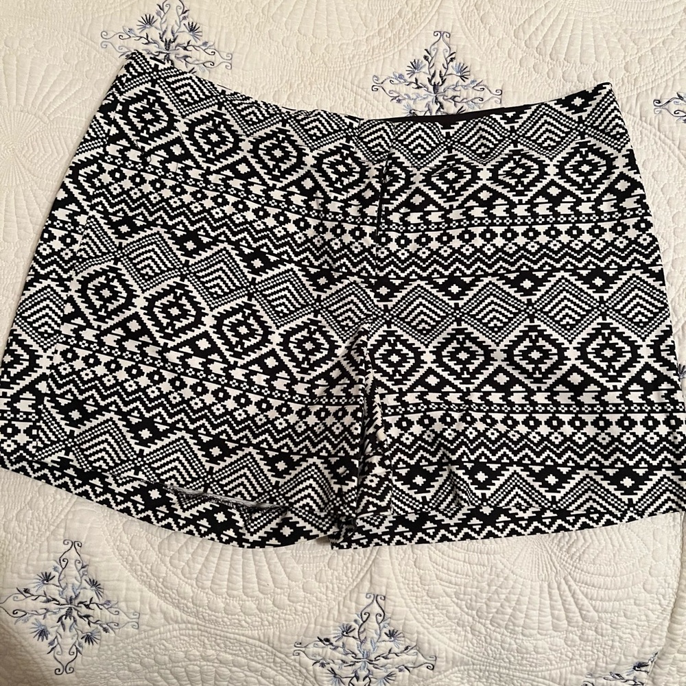 Artisan NY black and white pattern shorts